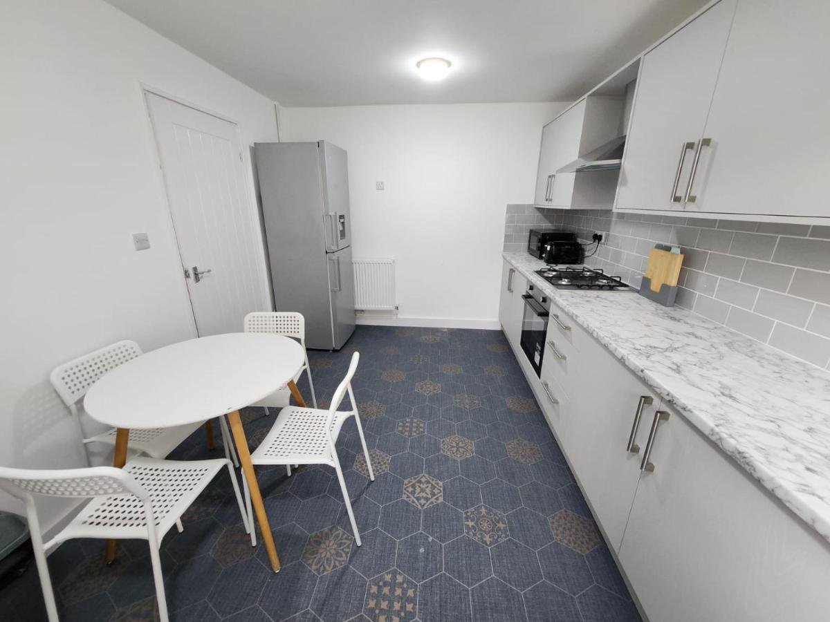 4 Bedroom 2 Bathroom Shared House - Near Bhx And Nec バーミンガム エクステリア 写真