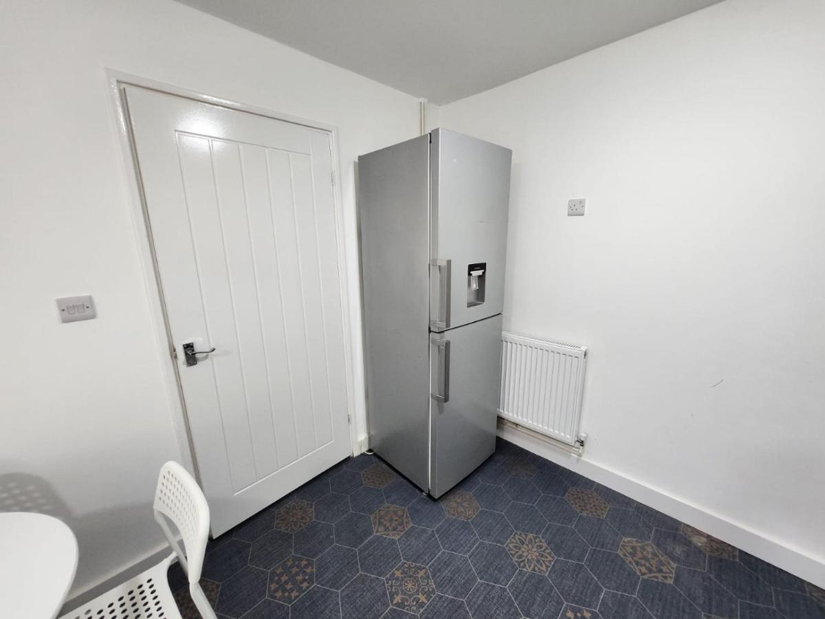 4 Bedroom 2 Bathroom Shared House - Near Bhx And Nec バーミンガム エクステリア 写真