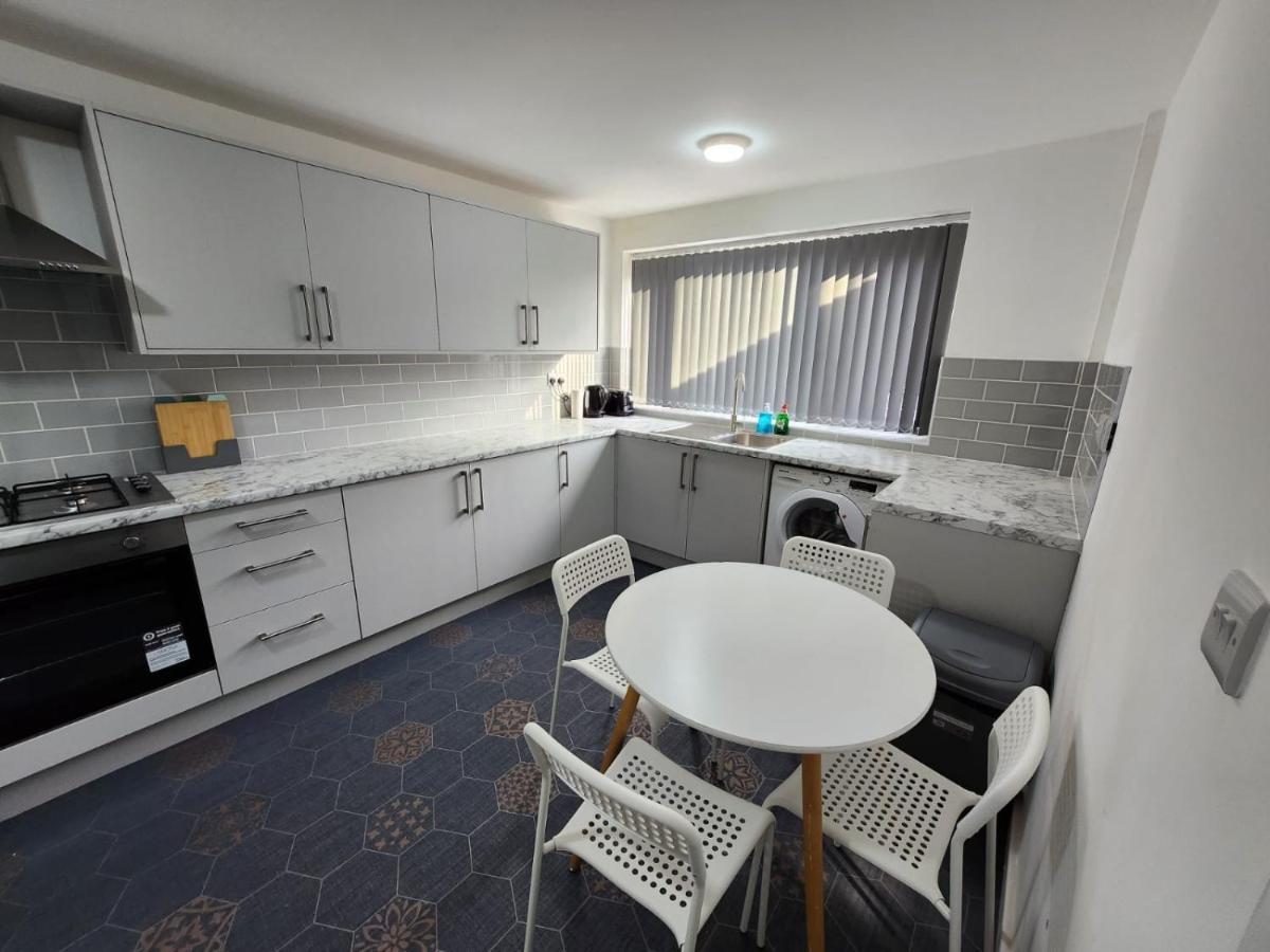 4 Bedroom 2 Bathroom Shared House - Near Bhx And Nec バーミンガム エクステリア 写真