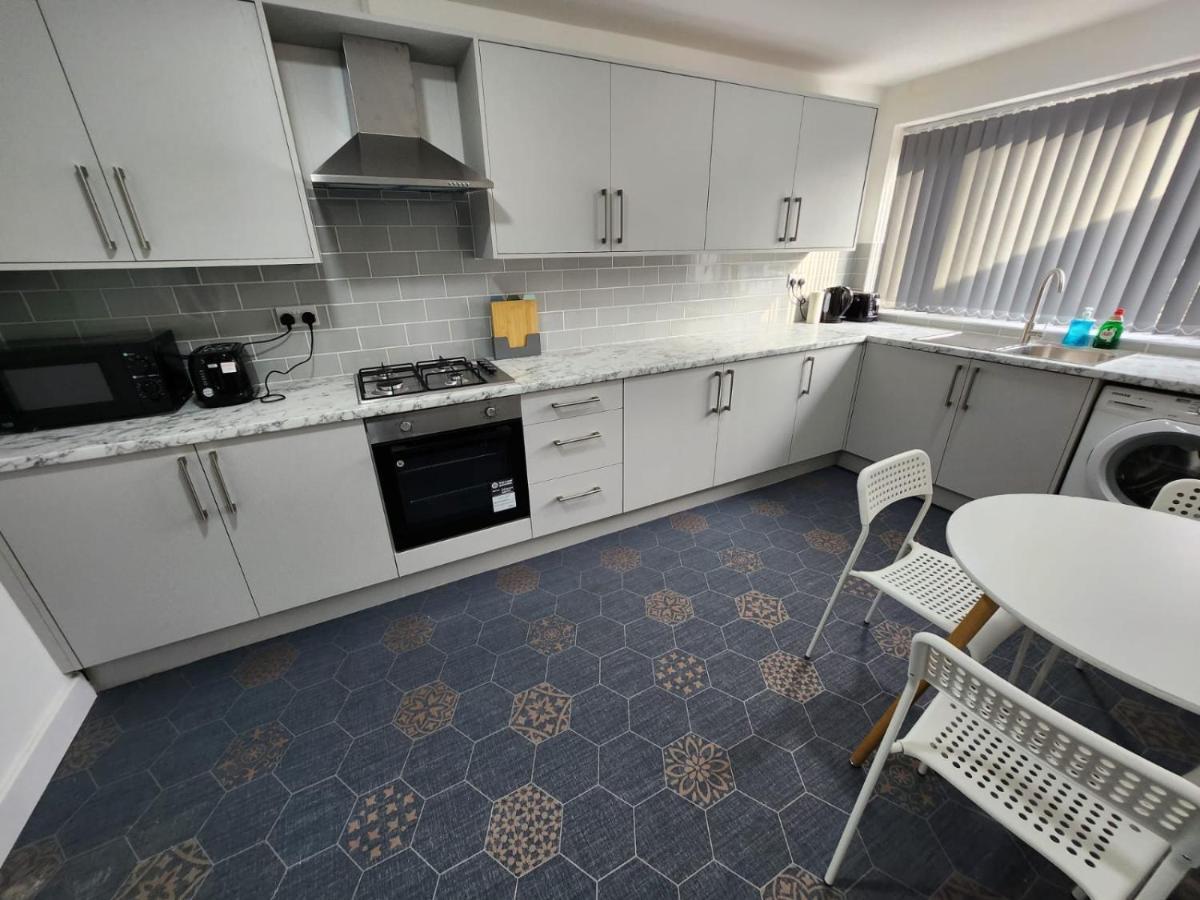 4 Bedroom 2 Bathroom Shared House - Near Bhx And Nec バーミンガム エクステリア 写真