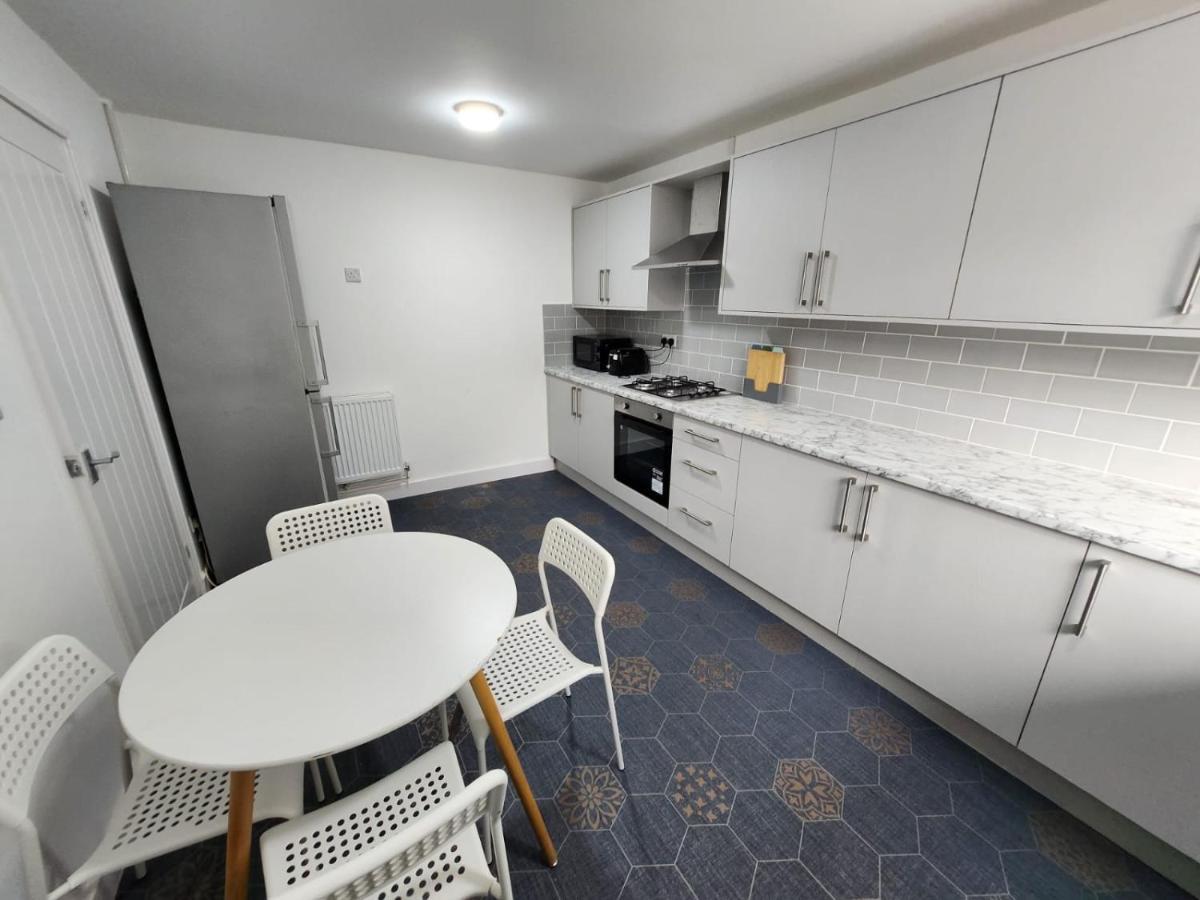 4 Bedroom 2 Bathroom Shared House - Near Bhx And Nec バーミンガム エクステリア 写真