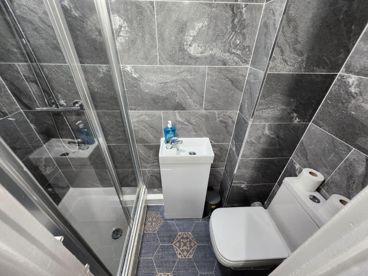 4 Bedroom 2 Bathroom Shared House - Near Bhx And Nec バーミンガム エクステリア 写真