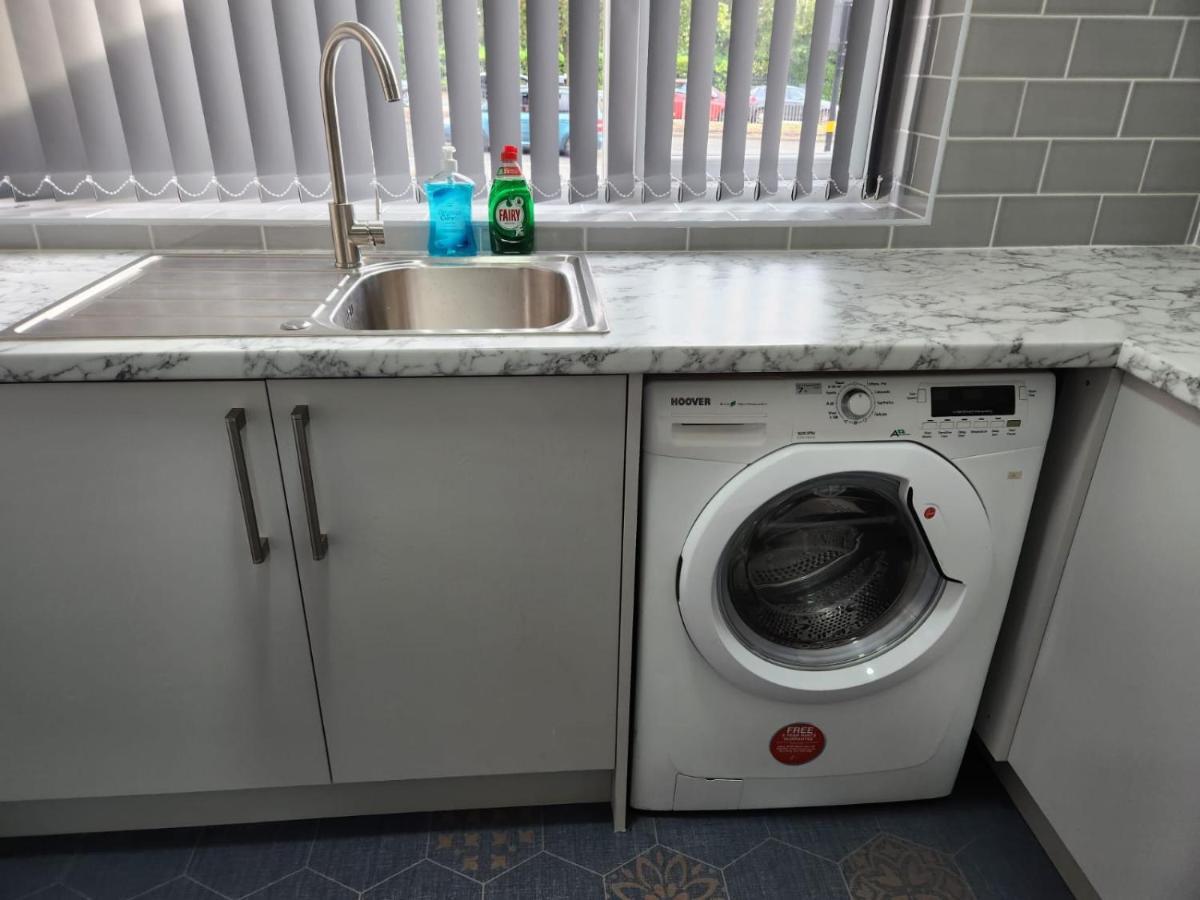 4 Bedroom 2 Bathroom Shared House - Near Bhx And Nec バーミンガム エクステリア 写真