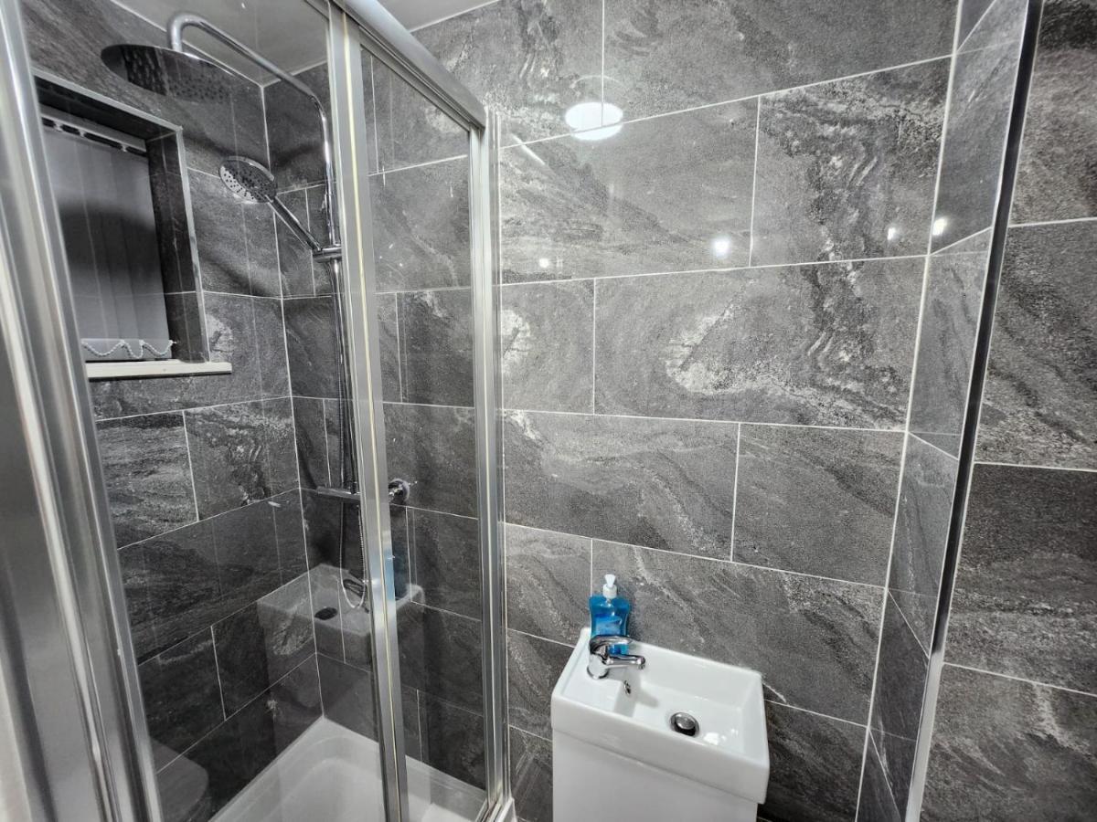 4 Bedroom 2 Bathroom Shared House - Near Bhx And Nec バーミンガム エクステリア 写真