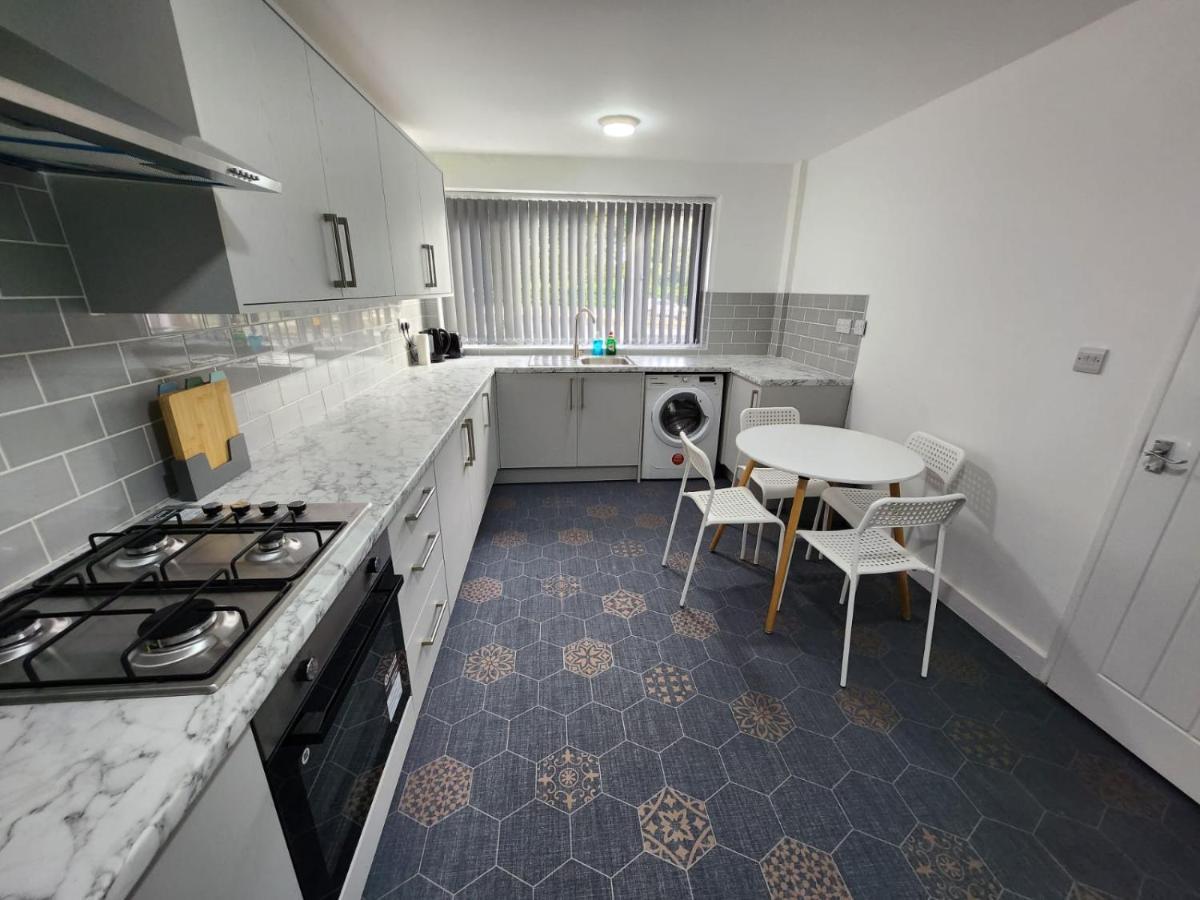 4 Bedroom 2 Bathroom Shared House - Near Bhx And Nec バーミンガム エクステリア 写真