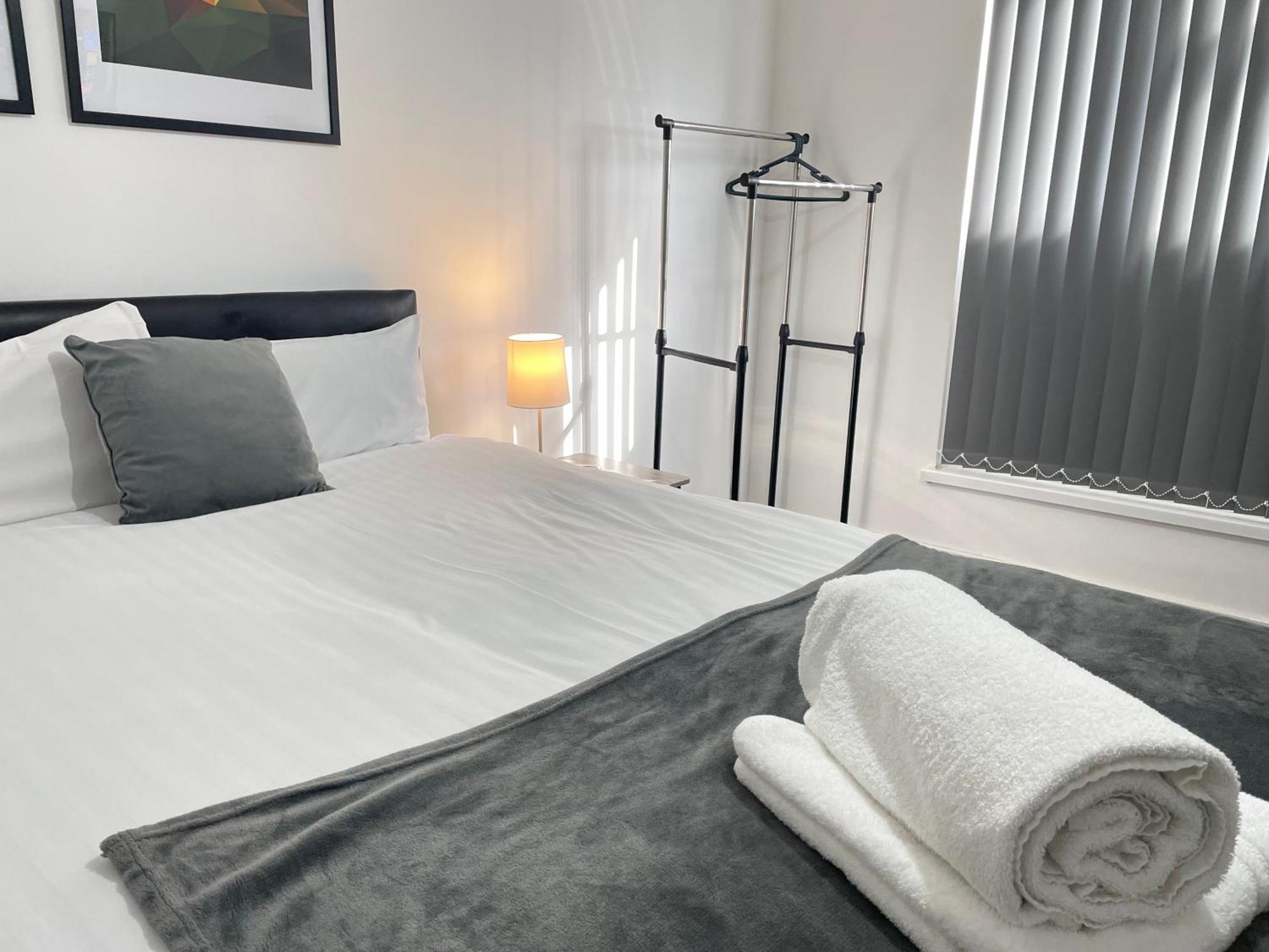 4 Bedroom 2 Bathroom Shared House - Near Bhx And Nec バーミンガム エクステリア 写真