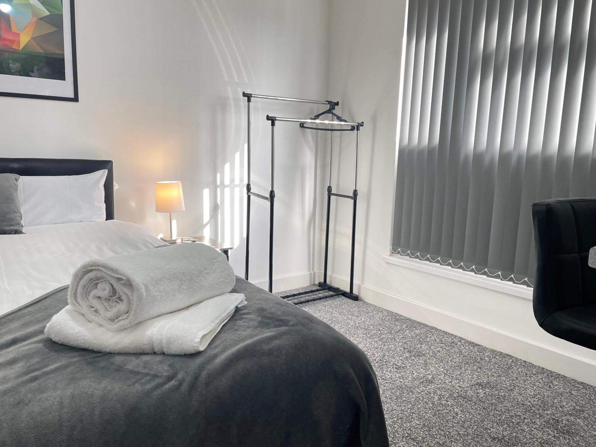 4 Bedroom 2 Bathroom Shared House - Near Bhx And Nec バーミンガム エクステリア 写真